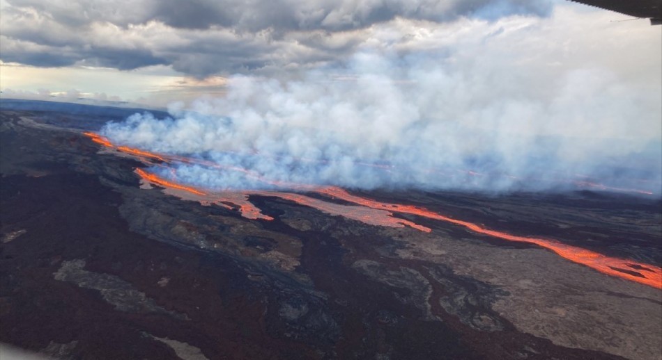 El volcán activo más grande del mundo entró en erupción por primera vez en 40 años