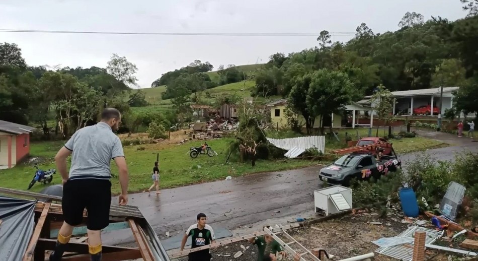Dos tornados dejaron severos destrozos en Misiones y el sur de Brasil